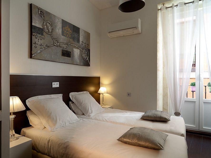 Thc Latina Hostel Мадрид Екстер'єр фото